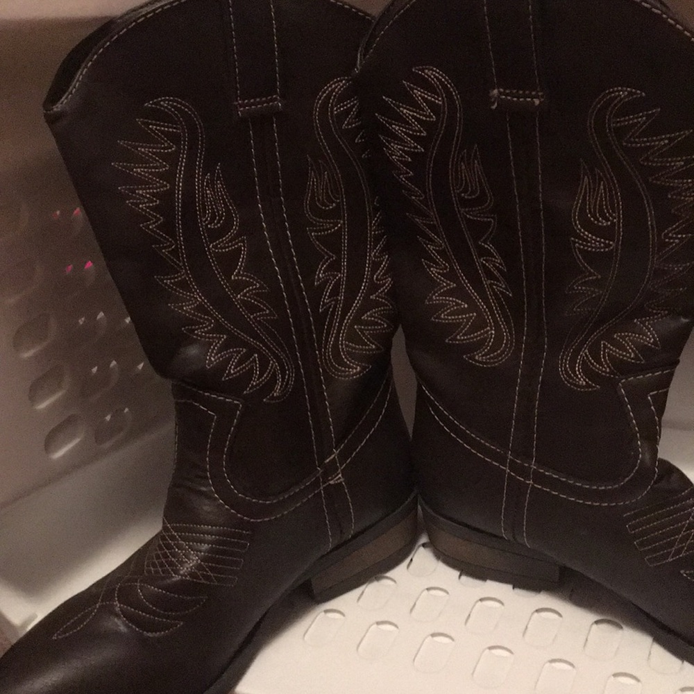 Boots - Picture 2 of 3